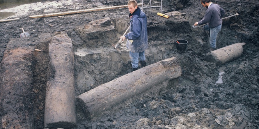 afb.3 Opgraving van de Romeinse mijlpalen in Wateringse Veld in 1997 (foto: Joanneke Hees).