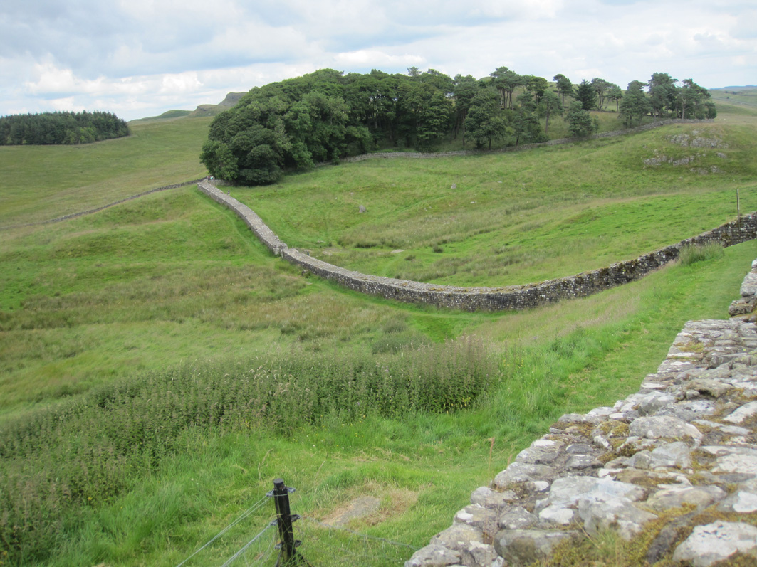 De Muur van Hadrianus ligt in een prachtig glooiend landschap (foto: Claudia Vandepoel).